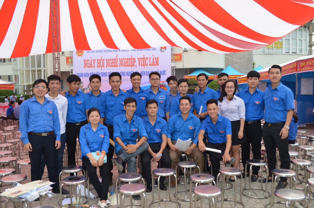 Tư vấn viên ISSHIN chụp ảnh lưu niệm cùng các cán bộ đoàn viên thanh niên Huyên ủy Văn Giang trước khi kết thúc chương trình