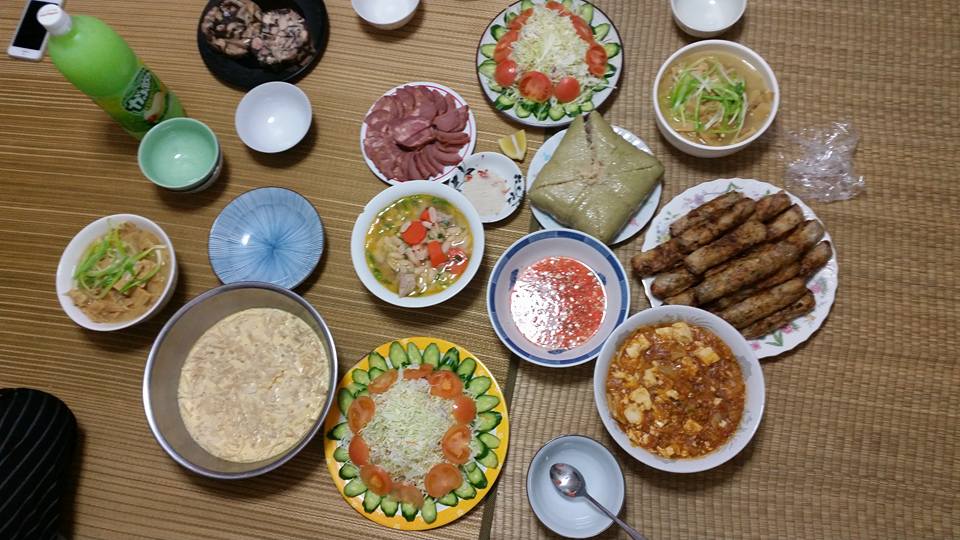 Bữa cơm đầm ấm ngày Tết Đinh Dậu (2017) tại Nhật của các tu nghiệp sinh chuẩn bị rất đầy đủ không khác gì so với mâm cơm Tết tại Việt Nam