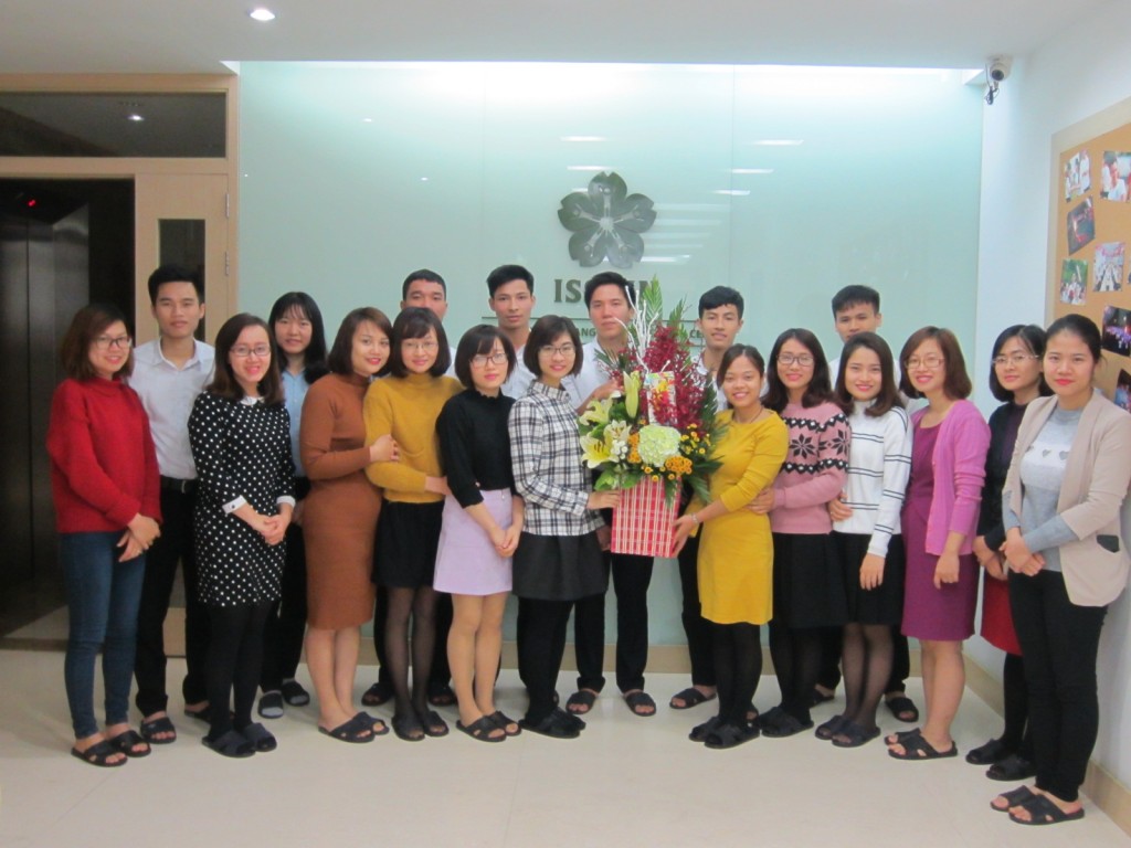 Đại diện học viên nam của ISSHIN tặng hoa và chúc mừng các giáo viên, nhân viên nữ.