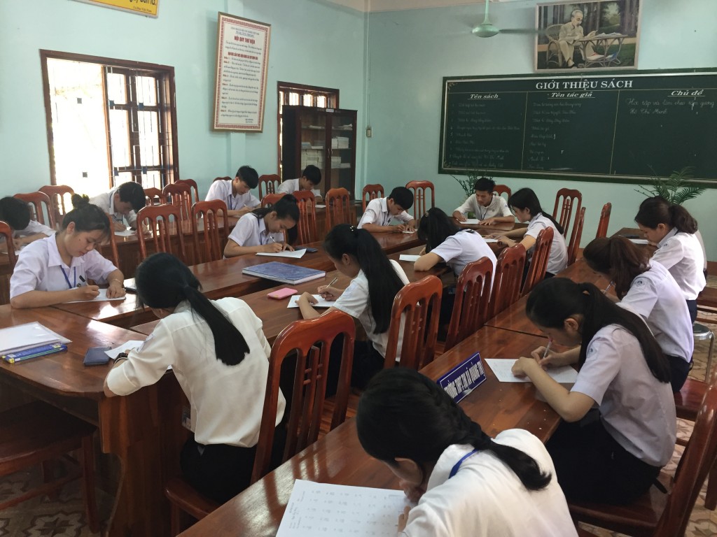 Các bạn học sinh nghiêm túc làm bài kiểm tra IQ và toán trong buổi xét tuyển học bổng ISSHIN - ASAHI tại PTTH Thị xã Quảng Trị 