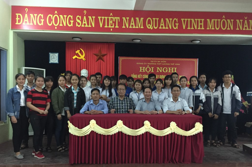 Ban đại diện tuyển sinh học bổng ISSHIN - ASAHI chụp ảnh lưu niệm cùng với các thầy cô giáo và các bạn học sinh tham gia xét tuyển tại điểm sơ tuyển 3 trường THPT Lương Thế Vinh - Lê Hồng Phong - Quang Trung
