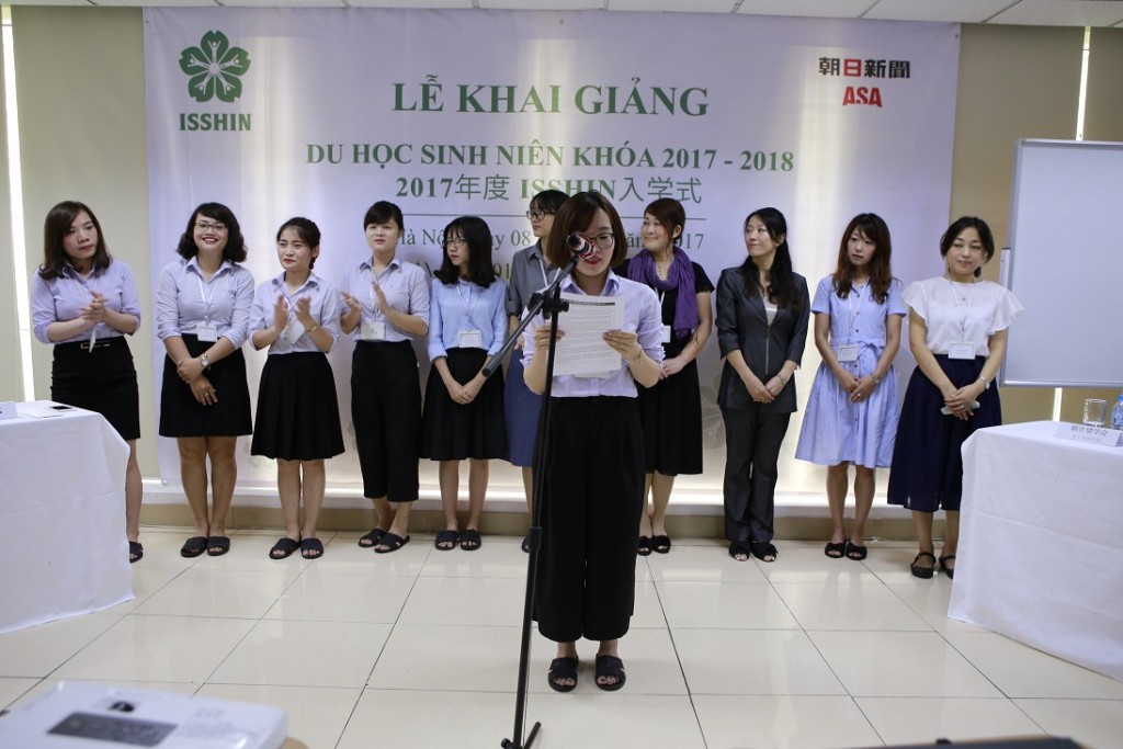 Bà Lê Thị Nhung – Trưởng phòng Đào tạo cùng các giáo viên của Trung tâm đào tạo Nhật ngữ ISSHIN
